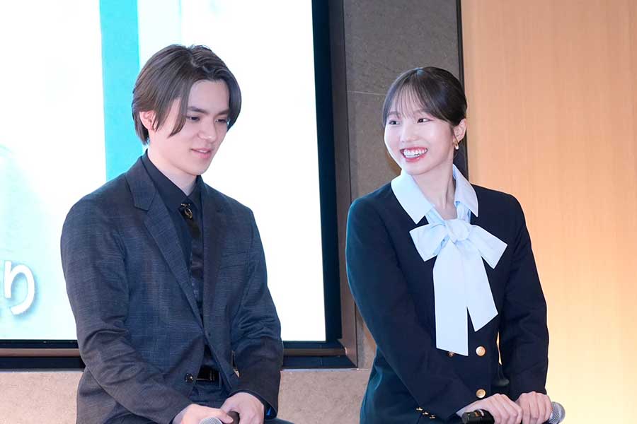 会見を行った宇野昌磨さんと本田真凜さん【写真：増田美咲】