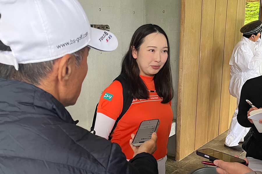 メディア対応をする小祝さくら【写真：柳田道斉】