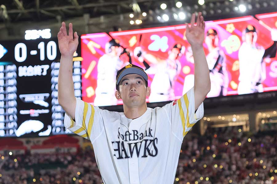 衝撃トレードから10日…新天地1号直後の仕草に「全ベイが泣いた