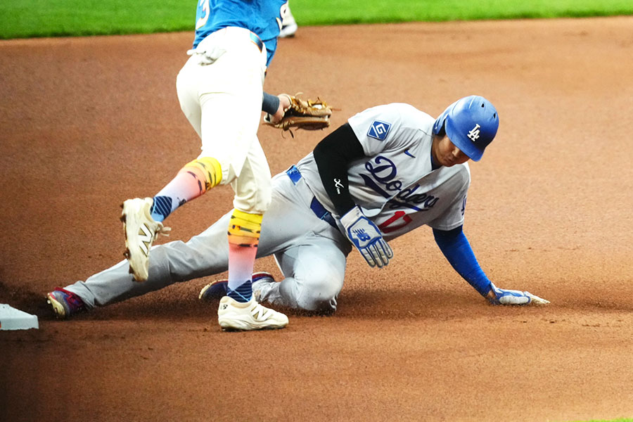 ブルワーズ戦で盗塁に失敗したドジャースの大谷翔平【写真:黒澤崇】
