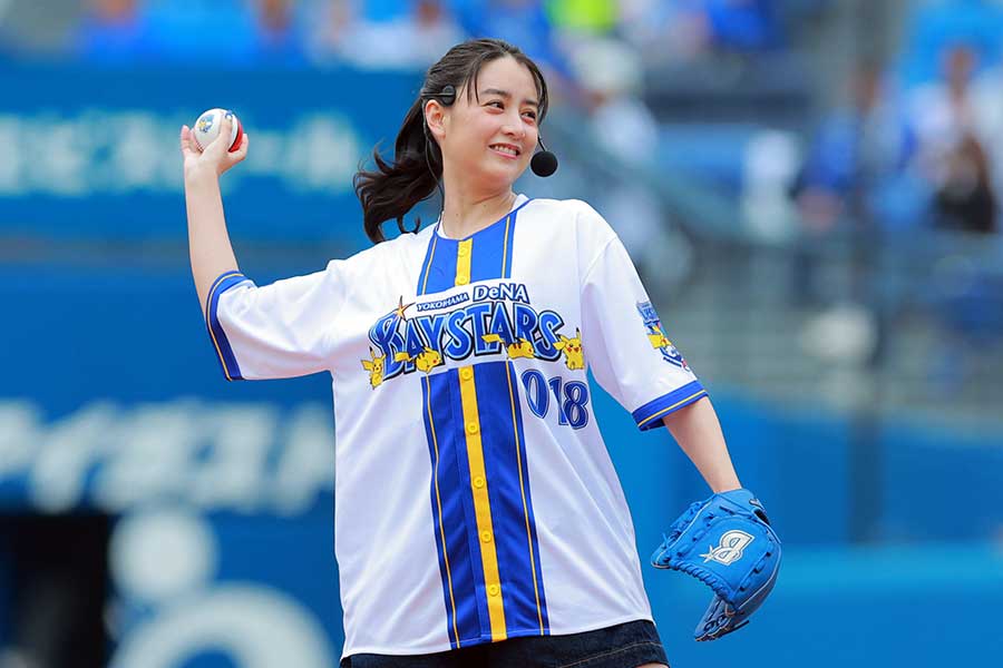 セレモニアルピッチに登板した山本美月【写真：産経新聞社】