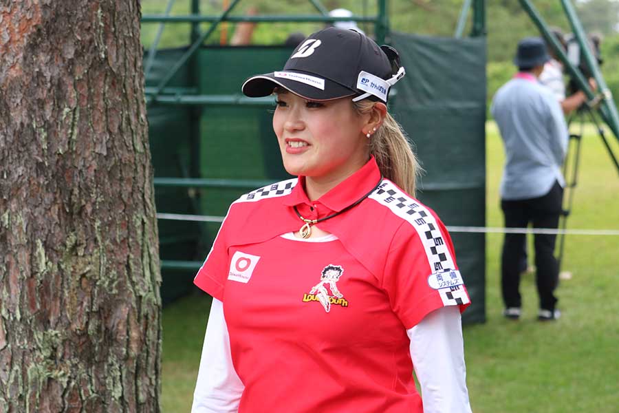 アルバトロスを達成した2番ホールを後にする桑木志帆【写真:柳田通斉】