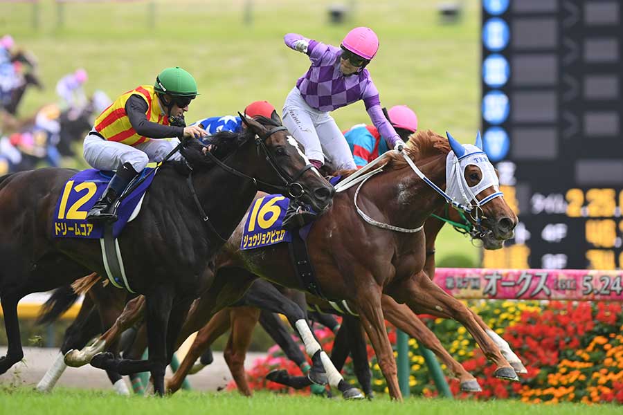 G1・オークスを制した今村聖奈とジュウリョクピエロ（手前から2頭目）【写真：産経新聞社】