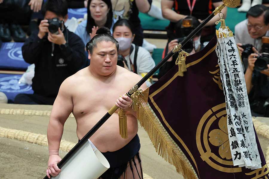 優勝決定戦を制し、優勝旗を手にする若隆景【写真：スポーツ報知/アフロ】