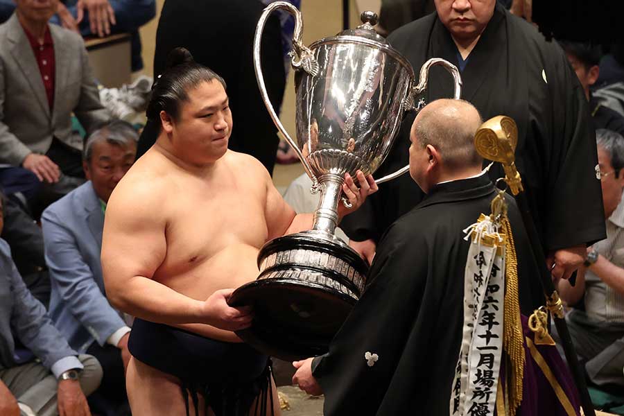 優勝決定戦を制し、幕内最高優勝を果たした若隆景（左）【写真：スポーツ報知/アフロ】