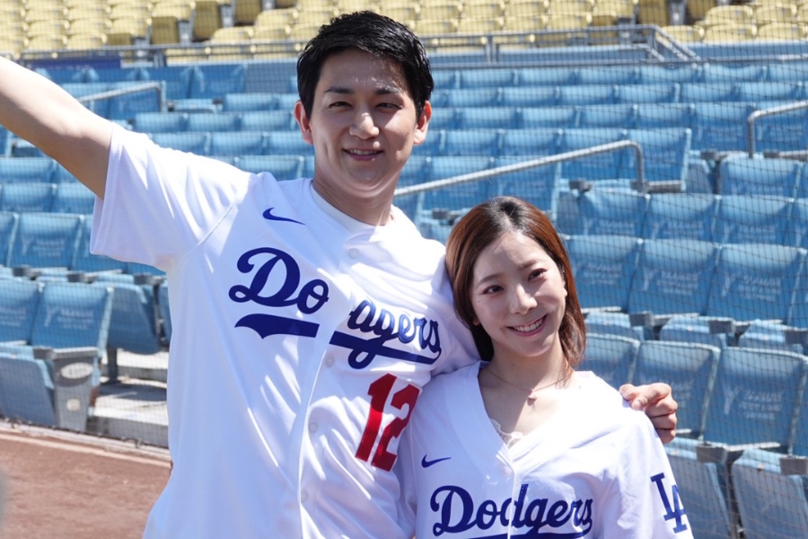 笑顔で撮影に応じたりくりゅう【写真：編集部】
