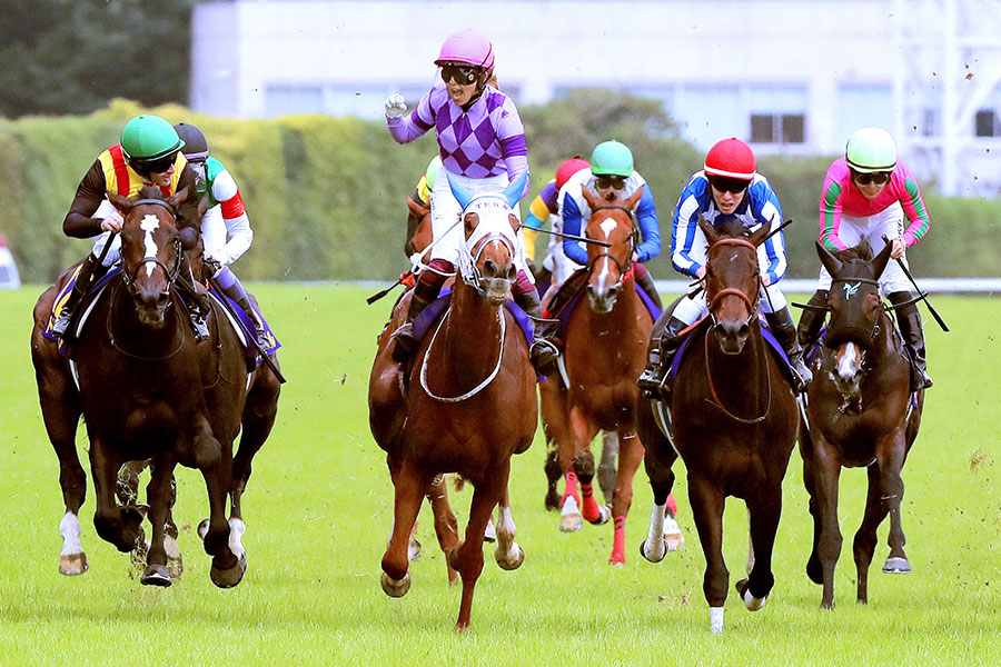 G1・オークスを制した今村聖奈騎手(中央)【写真:スポーツ報知/アフロ】