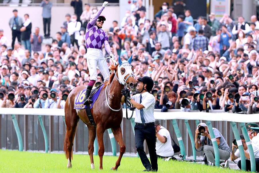 G1・オークスを制した今村聖奈騎手(中央)【写真:スポーツ報知/アフロ】