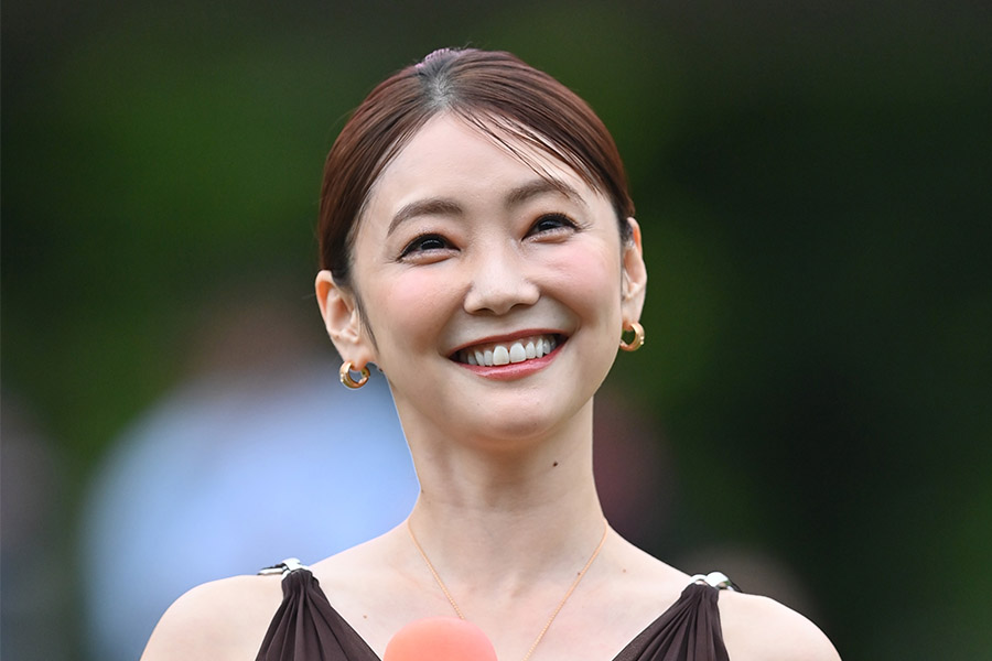 オークスにプレゼンターで登場した倉科カナ【写真：産経新聞社】