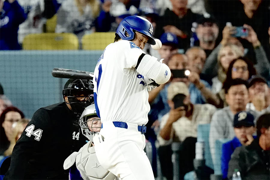 4回、右手に死球を受けるドジャースの大谷翔平【写真:黒澤崇】
