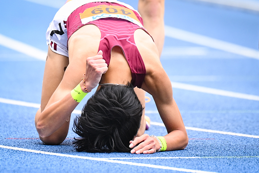 優勝を逃したレース直後、崩れ落ちて右手でトラックを何度も叩いた早大の本田桜二郎【写真:中戸川知世】