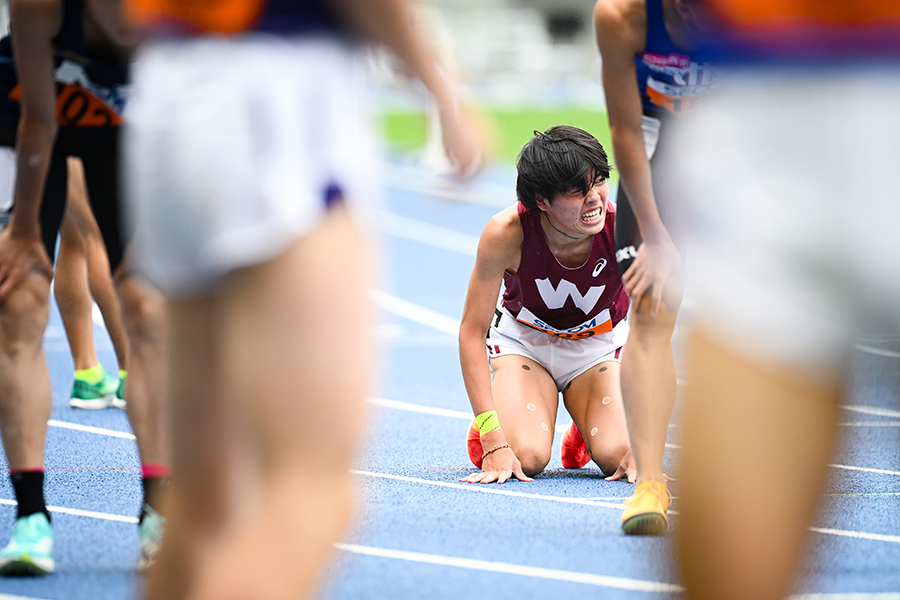 頭を上げた本田は悔しさで顔が歪んでいた【写真:中戸川知世】