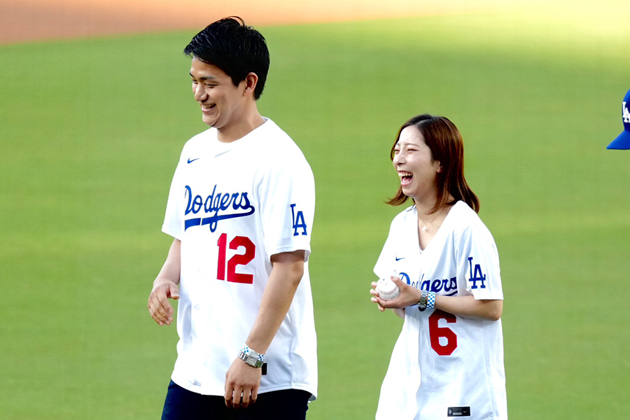 ドジャースの始球式に登場した三浦璃来さんと木原龍一さん【写真:黒澤崇】