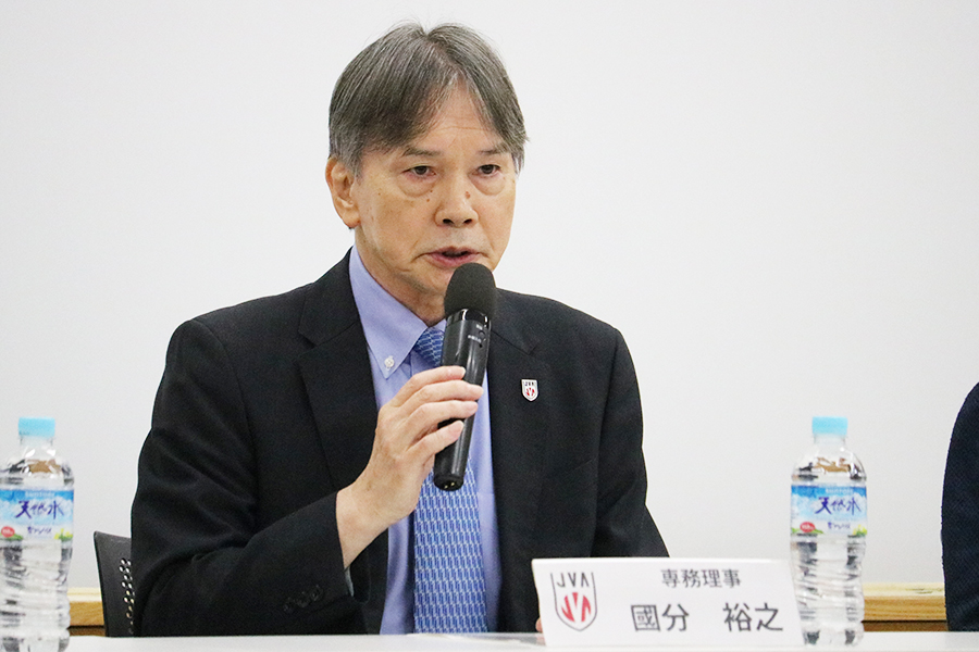 会見でコメントする専務理事の國分裕之氏【写真:戸田湧大】
