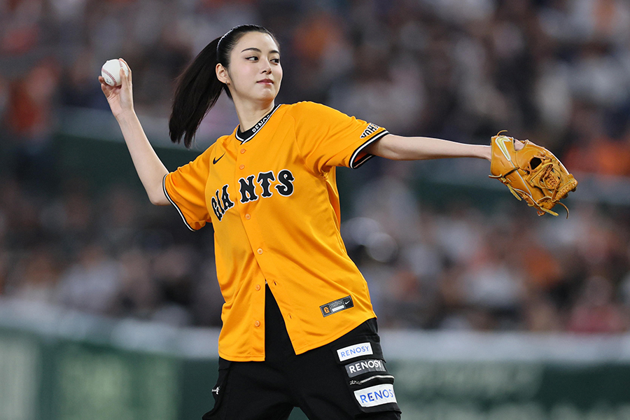 27日の巨人―ソフトバンク戦の始球式に登場した池田エライザ【写真:産経新聞社】