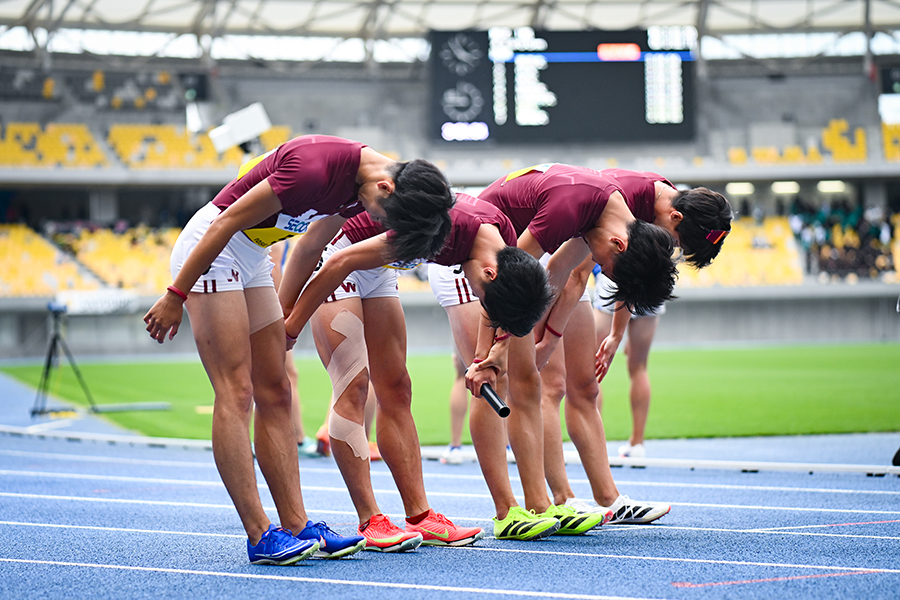 男子1部4×400メートルリレーで3位に入り、手を取ってスタンドへ丁寧なお辞儀を見せた早大【写真:中戸川知世】