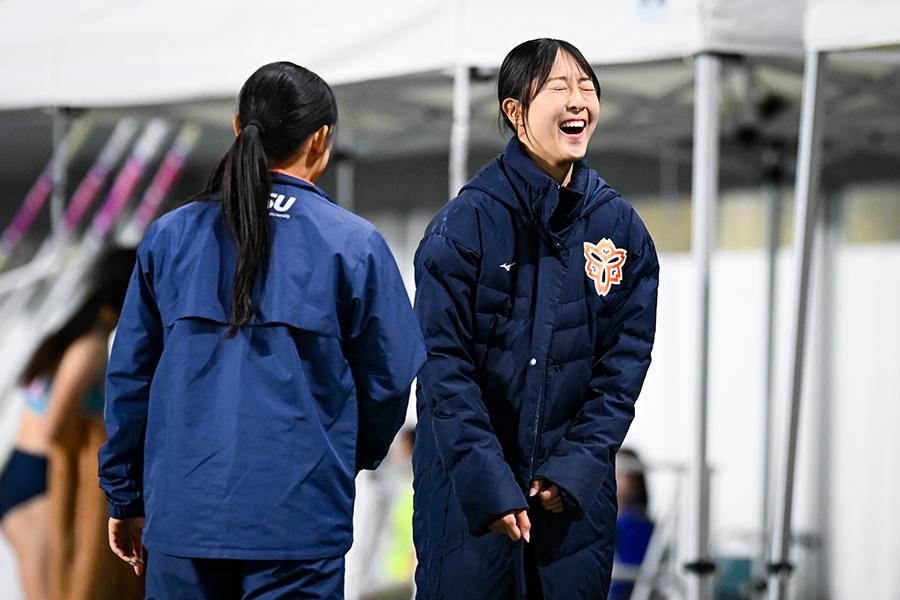 ライバルの好ジャンプに困ったような表情でなにかを叫んだ小林美月【写真:中戸川知世】