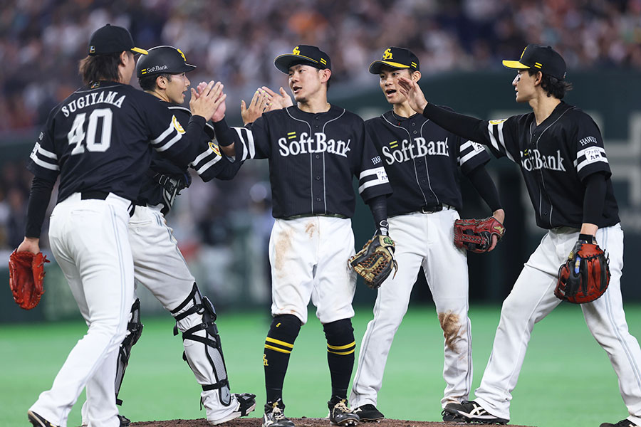 勝利しタッチを交わすソフトバンクナイン【写真:産経新聞社】
