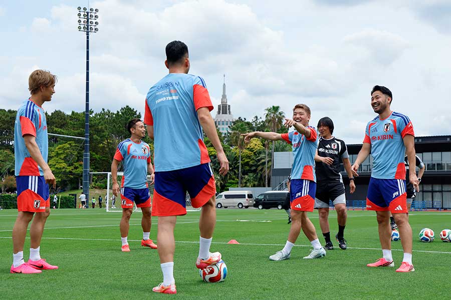 国内合宿を行うサッカー日本代表【写真:アフロ】