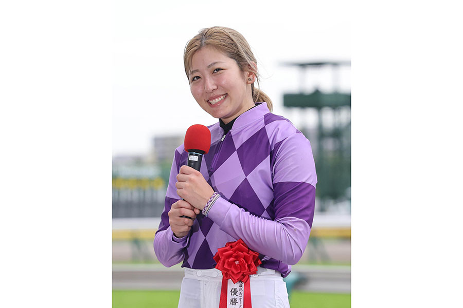 オークスを制し笑顔でインタビューに答える今村聖奈騎手【写真:スポーツ報知/アフロ】