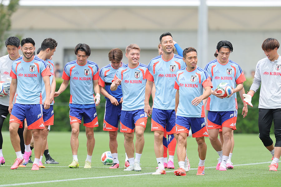 国内トレーニングに励むサッカー日本代表の選手たち【写真：スポーツ報知/アフロ】