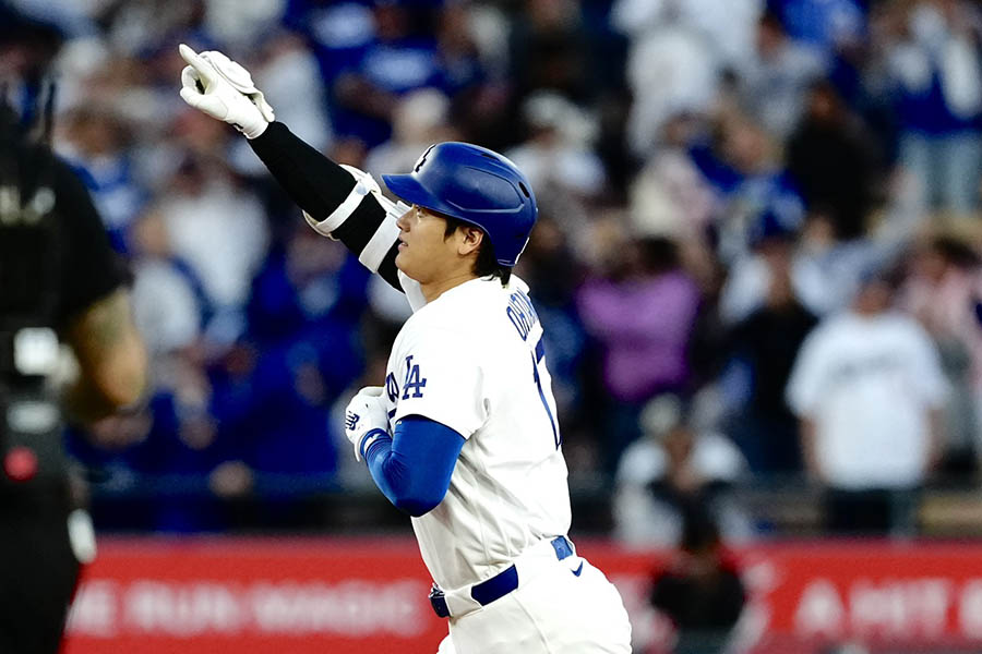 フィリーズ戦で2戦連発となる10号ソロを放ったドジャースの大谷翔平【写真：黒澤崇】