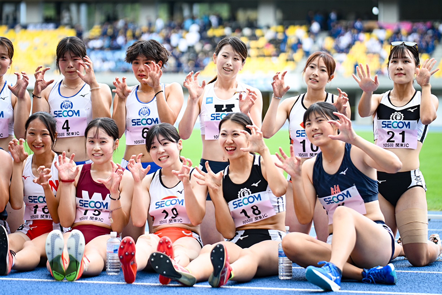 最後は揃って記念撮影した七種競技の選手たち、浅見も笑顔で並んだ(後列中央)【写真:中戸川知世】