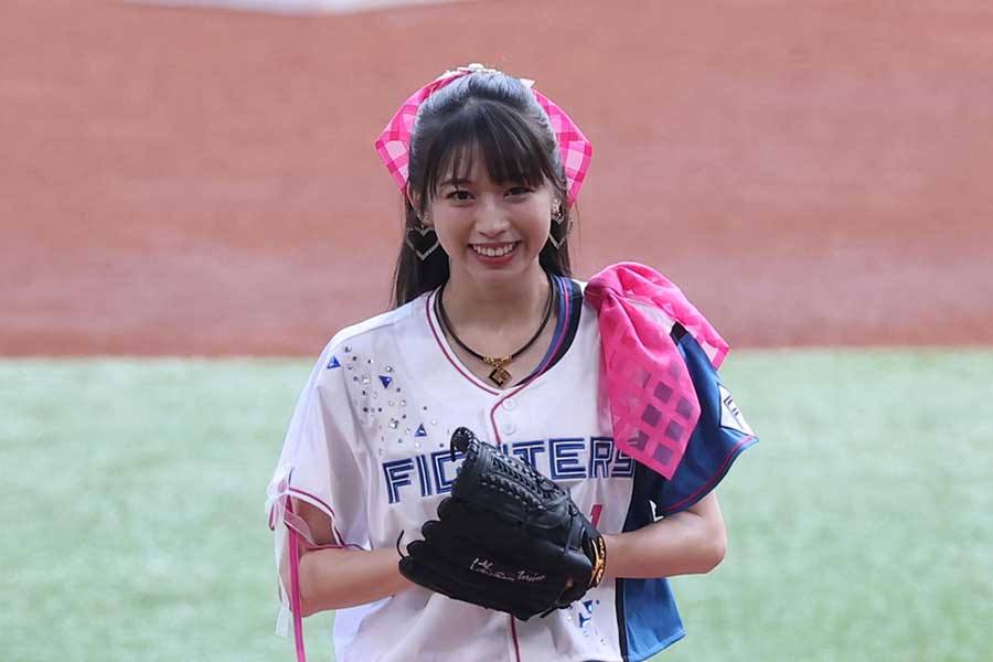始球式を行った牧野真莉愛【写真:産経新聞社】