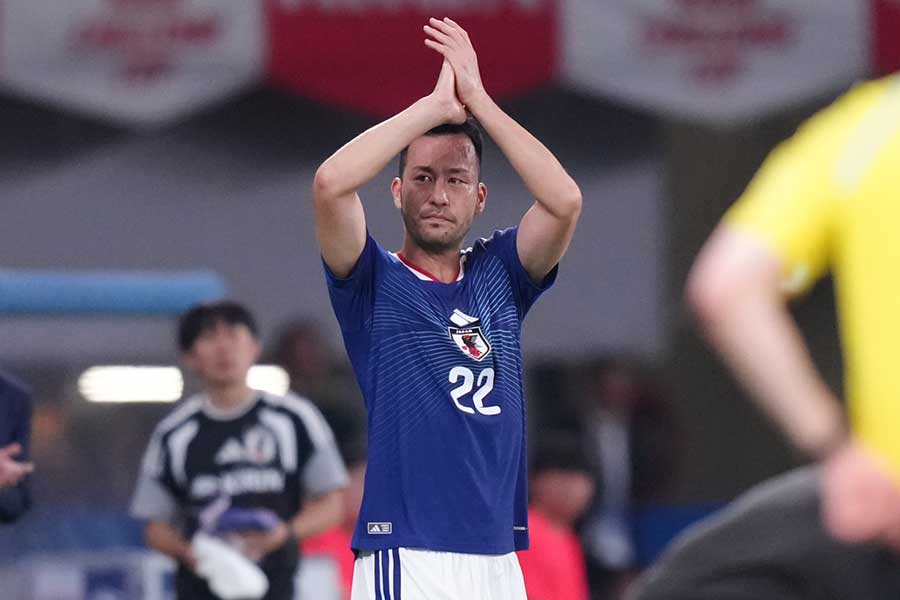 前半10分過ぎにピッチを退く吉田麻也【写真:AP/アフロ】