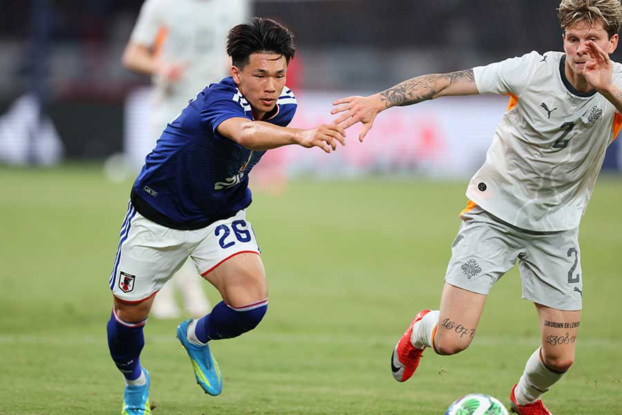 サッカー日本代表の塩貝健人(左)【写真:森田直樹/アフロ】