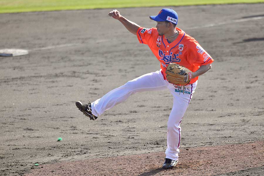 サイドスローのフォームを日々進化させる又吉【写真：羽鳥慶太】
