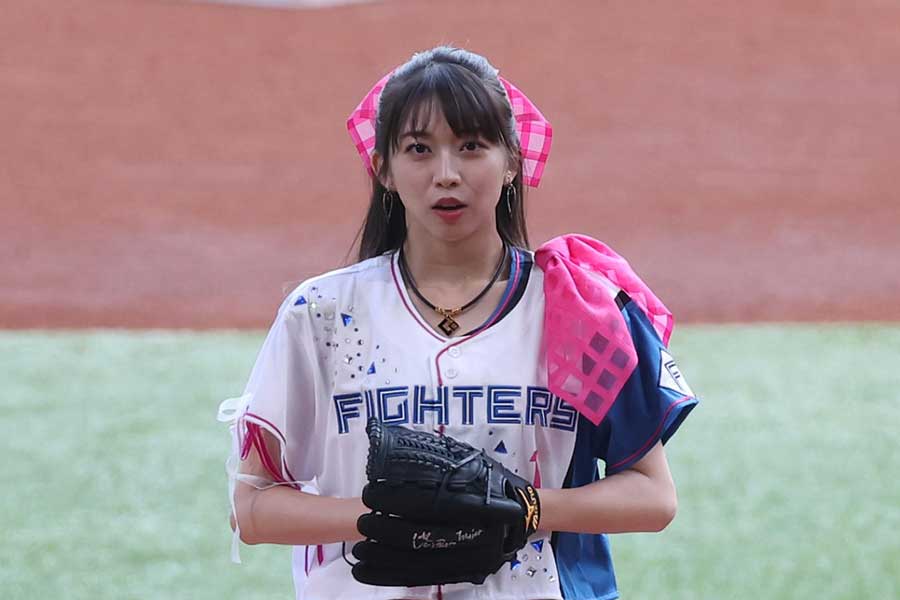 始球式に登場した「モーニング娘。'26」の牧野真莉愛【写真:産経新聞社】