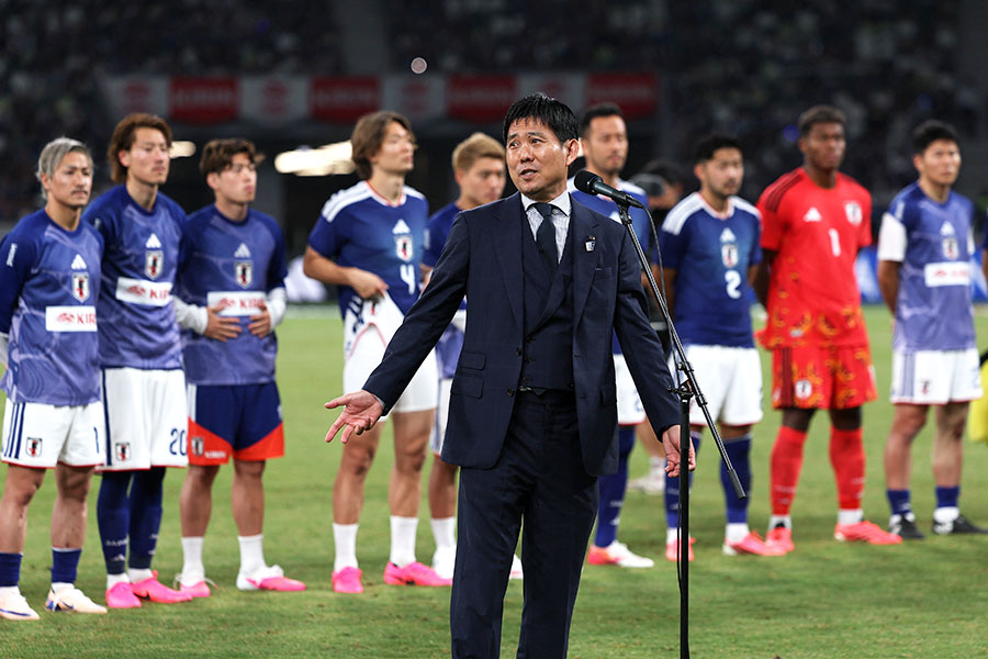 サッカー日本代表の森保一監督（中央）【写真：ロイター】