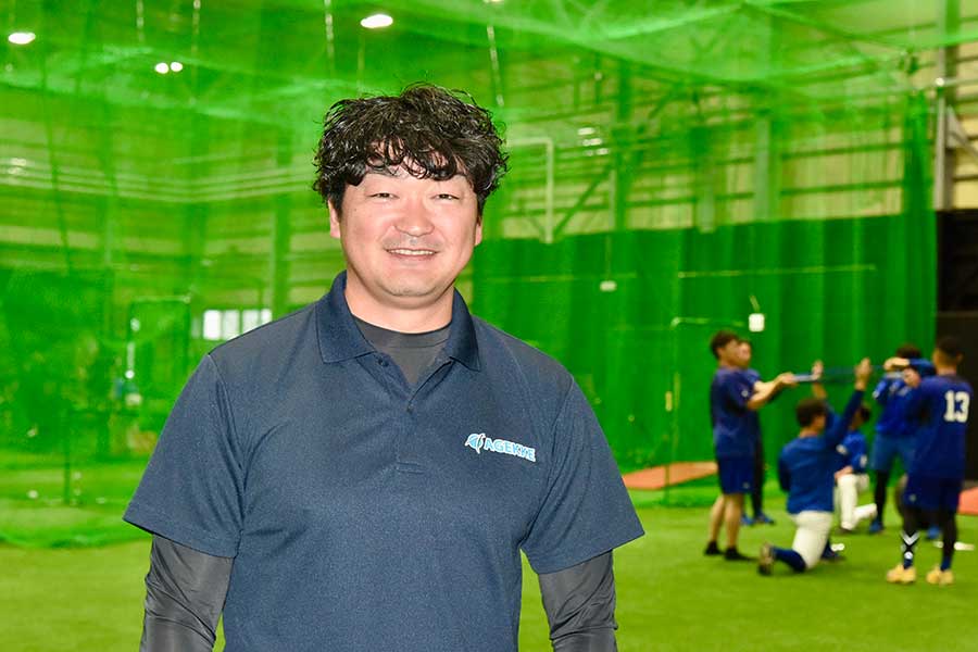 エイジェックで最新機器を生かして指導に関わる関口さん【写真：羽鳥慶太】