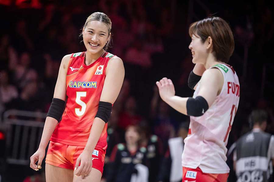 フランス戦に出場した佐藤淑乃（左）【写真：Volleyball World提供】