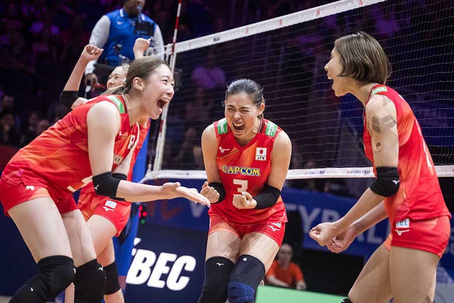 フランスに勝利した女子バレー日本代表【写真：Volleyball World提供】