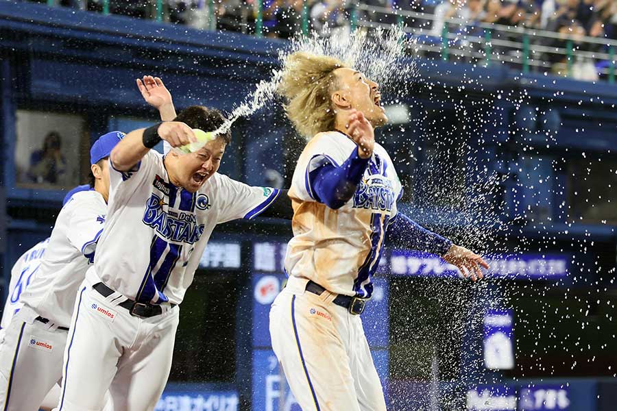 サヨナラ勝利に歓喜する三森大貴（右）【写真：産経新聞社】