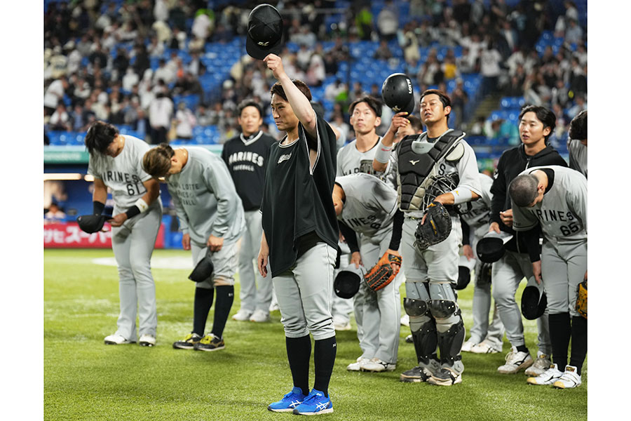 試合後、観客に挨拶するロッテ・小島和哉（中央）【写真：産経新聞社】
