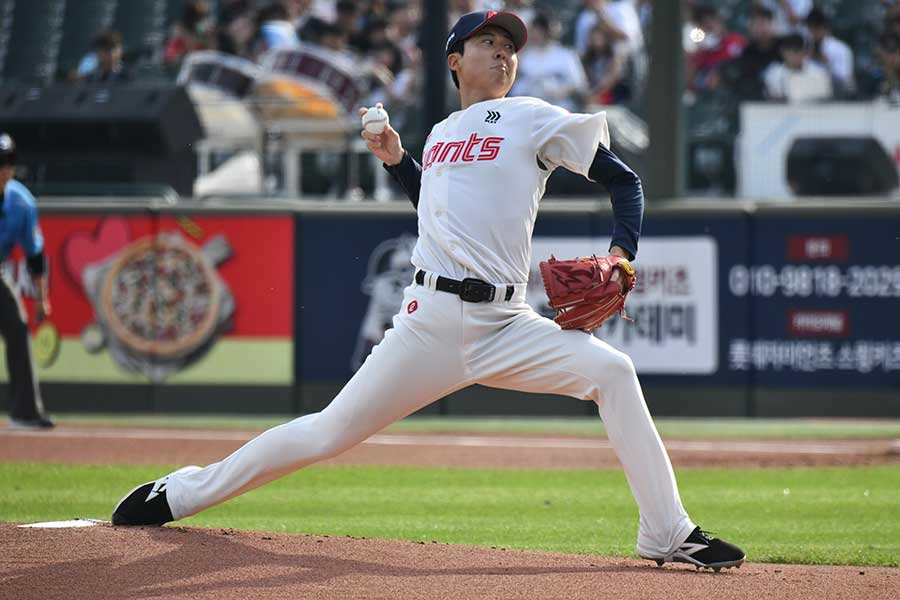 京山は金村コーチとフォームを修正しながら新たな自分を探している【写真：羽鳥慶太】