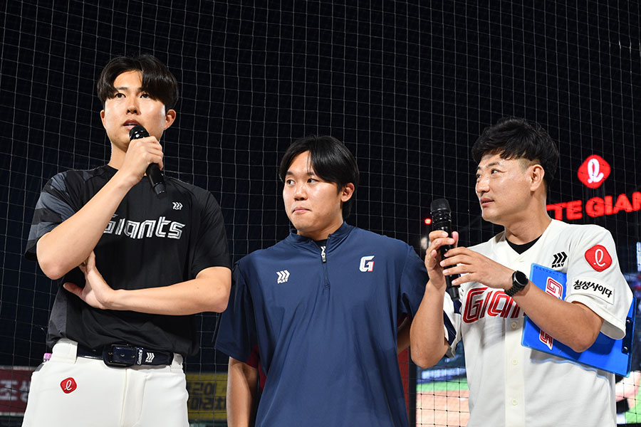 お立ち台でファンの声援を浴びる京山（左端）【写真：羽鳥慶太】