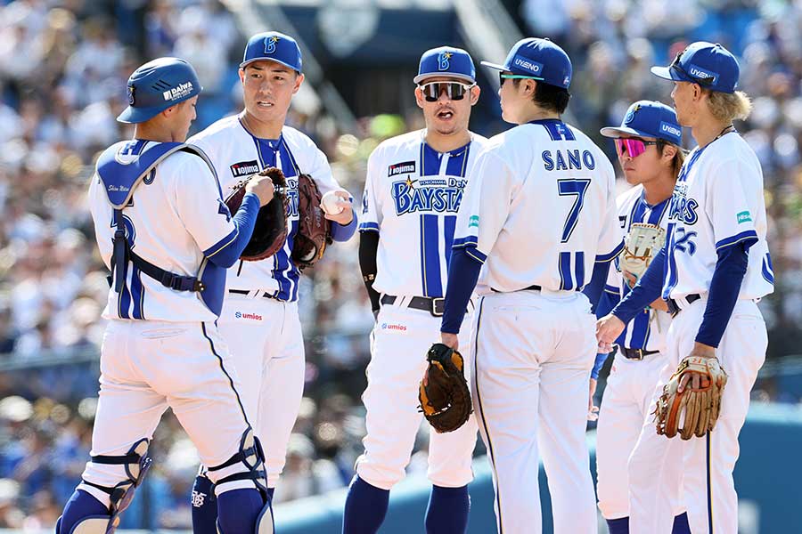 ソフトバンクと対戦したDeNA【写真：産経新聞社】