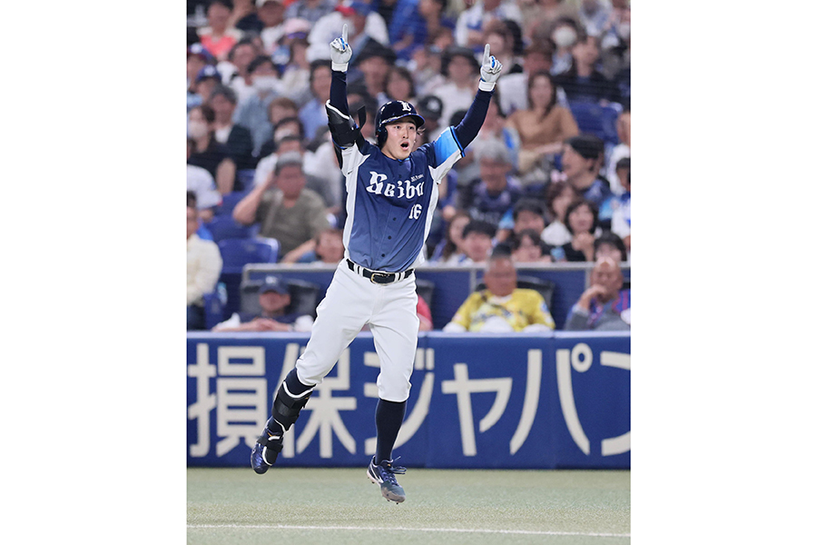 スクイズに成功し、跳んで歓喜する隅田知一郎【写真:産経新聞社】