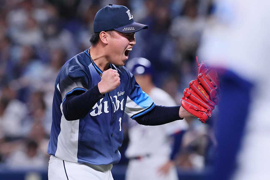 牽制で満塁のピンチを切り抜け喜ぶ西武の上田大河【写真：産経新聞社】
