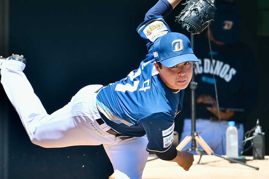 小柄な体を豪快に使う投球フォームは健在だ【写真：羽鳥慶太】