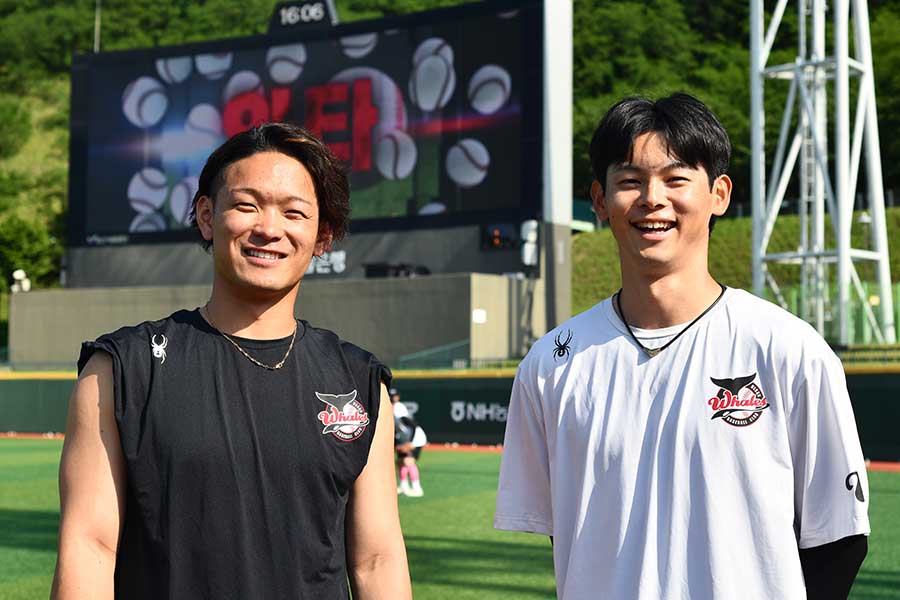 少年時代のチームメート、小林(左)と蔚山で再会した長【写真:羽鳥慶太】