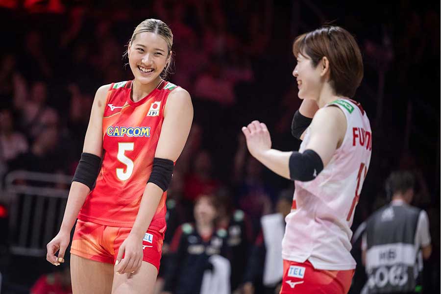 バレーボール女子日本代表の佐藤淑乃(左)【写真:Volleyball World提供】