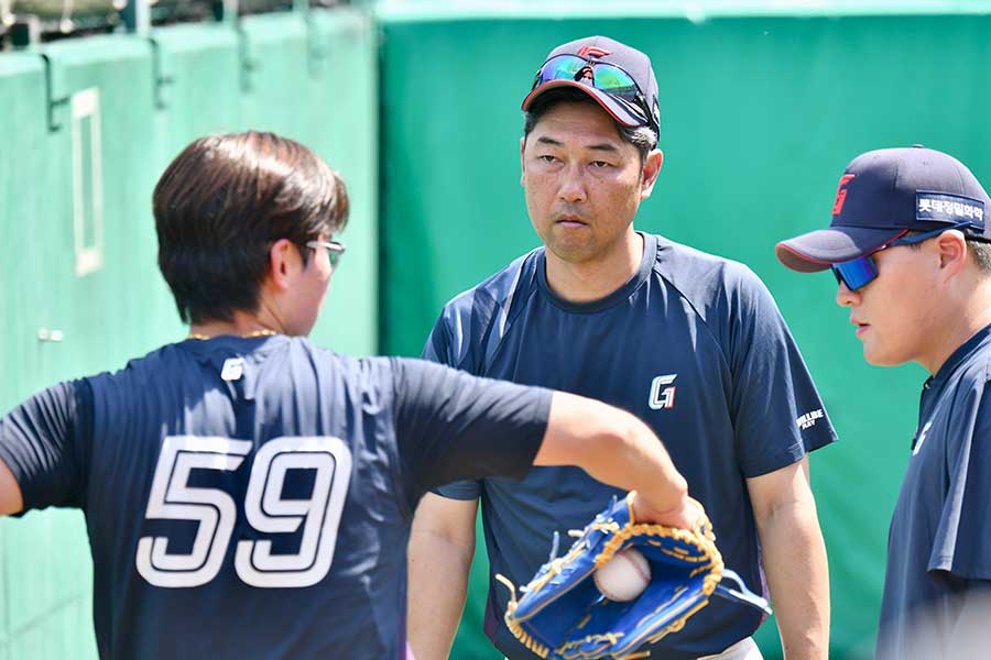 炎天下で若い投手に声をかける金村コーチ【写真：羽鳥慶太】