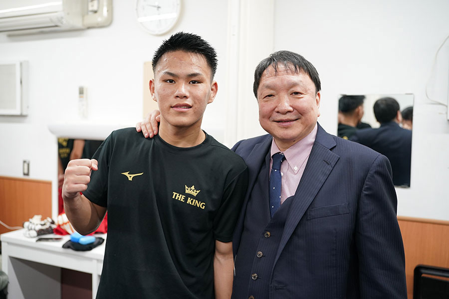 デビュー戦の勝利後、取材に応じた藤木勇我(左)と大橋会長【写真:澤田直人】