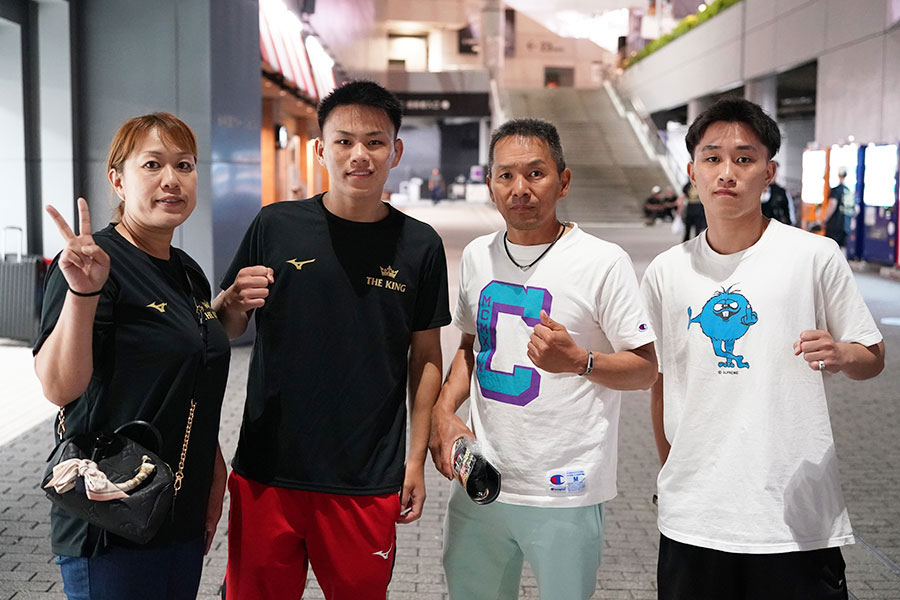 笑顔を見せる(左から)母・亜矢さん、藤木勇我、父・直樹さん、兄・勇利さん【写真:澤田直人】