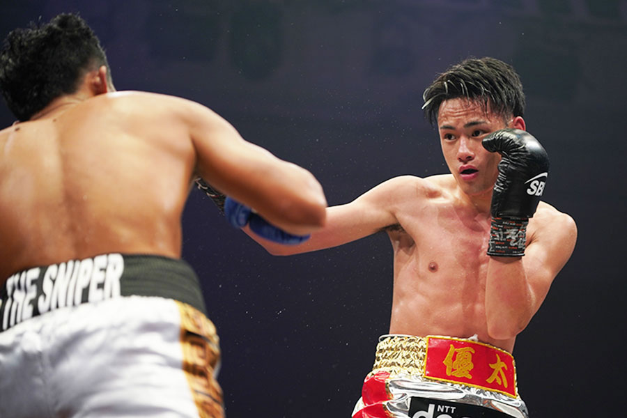 サルダール(左)に7回TKO勝ちした坂井優太【写真:澤田直人】